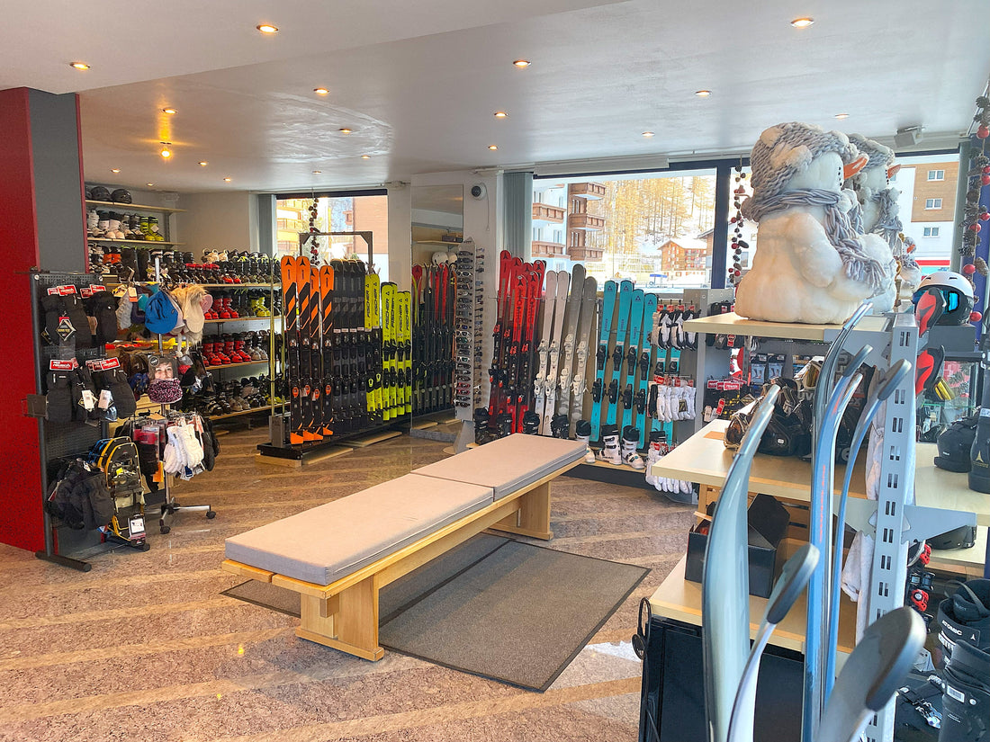 Kinderski und Helme im Skiverleih in Saas-Grund
