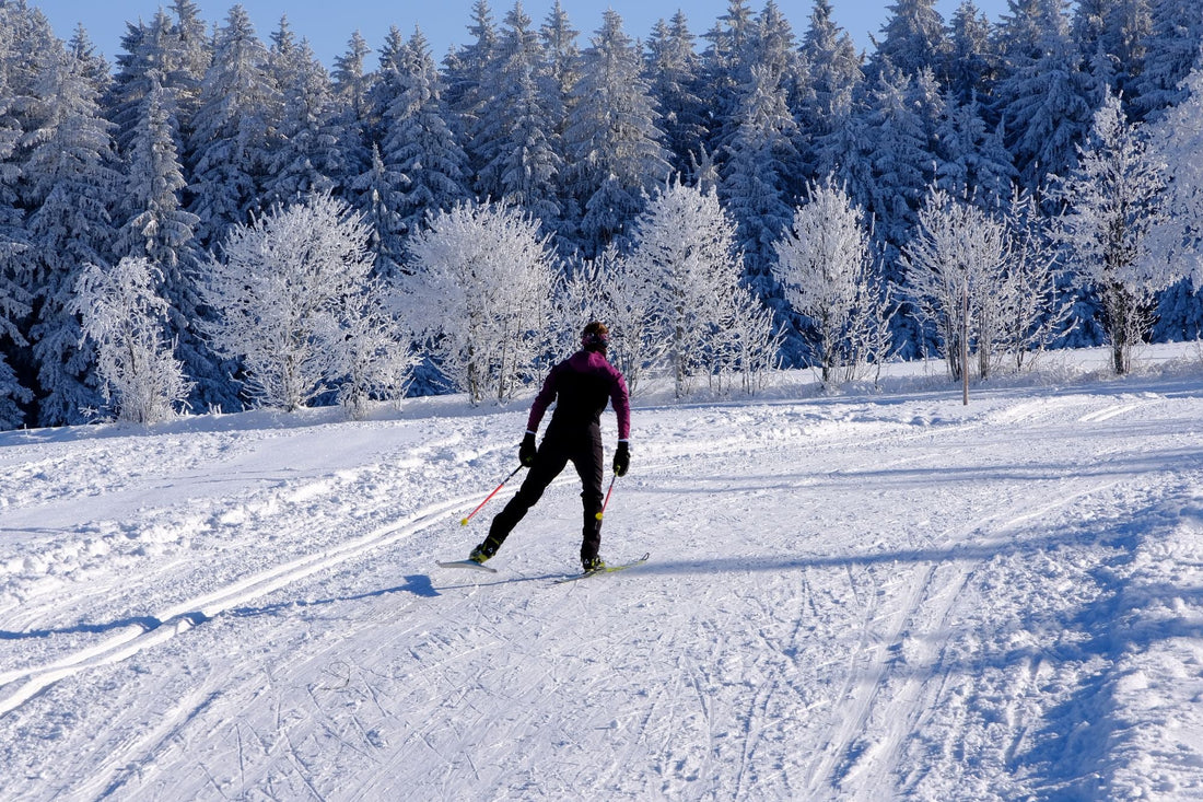 Langläuferin in Skating-Technik auf einer präparierten Loipe