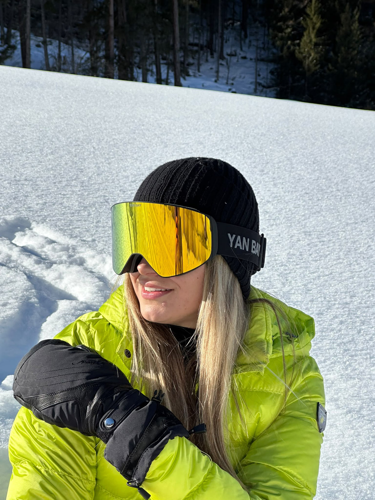 YAN BAY Skibrille Gelb-Gold seitlich mit YAN BAY Band