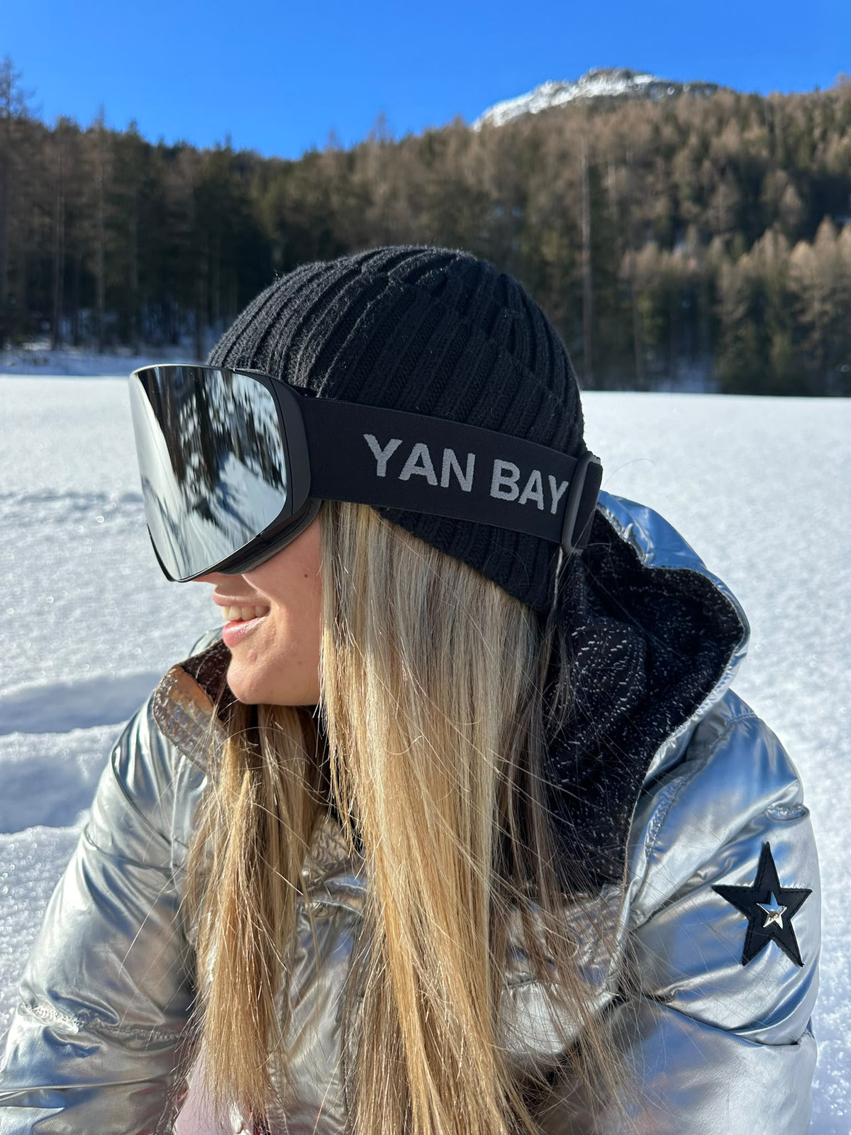 YAN BAY skidglasögon Silver – från sidan med YAN BAY-band