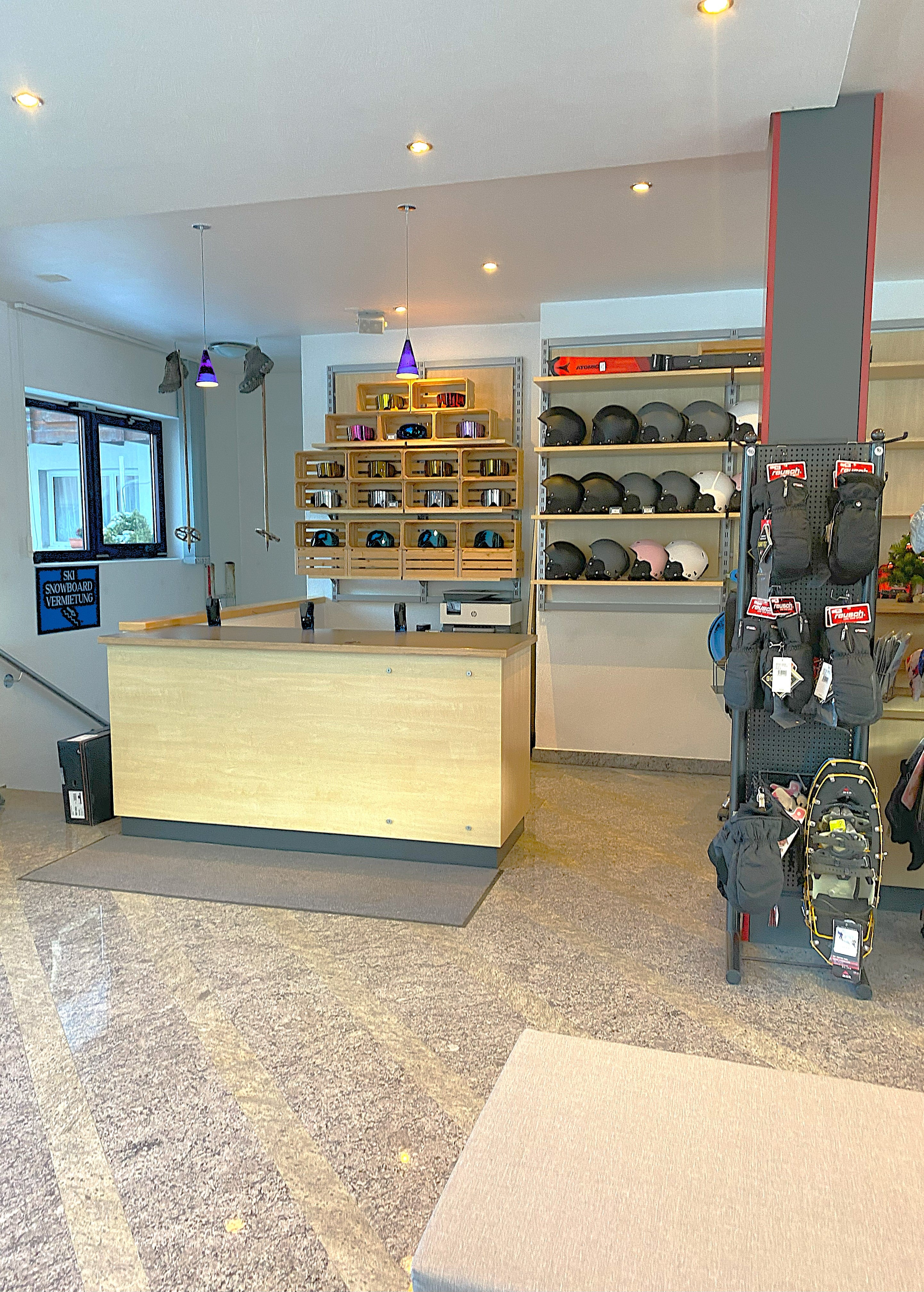 Innenansicht Burgener SKI Sport – große Auswahl Ski, Snowboards und Helme in Saas-Grund