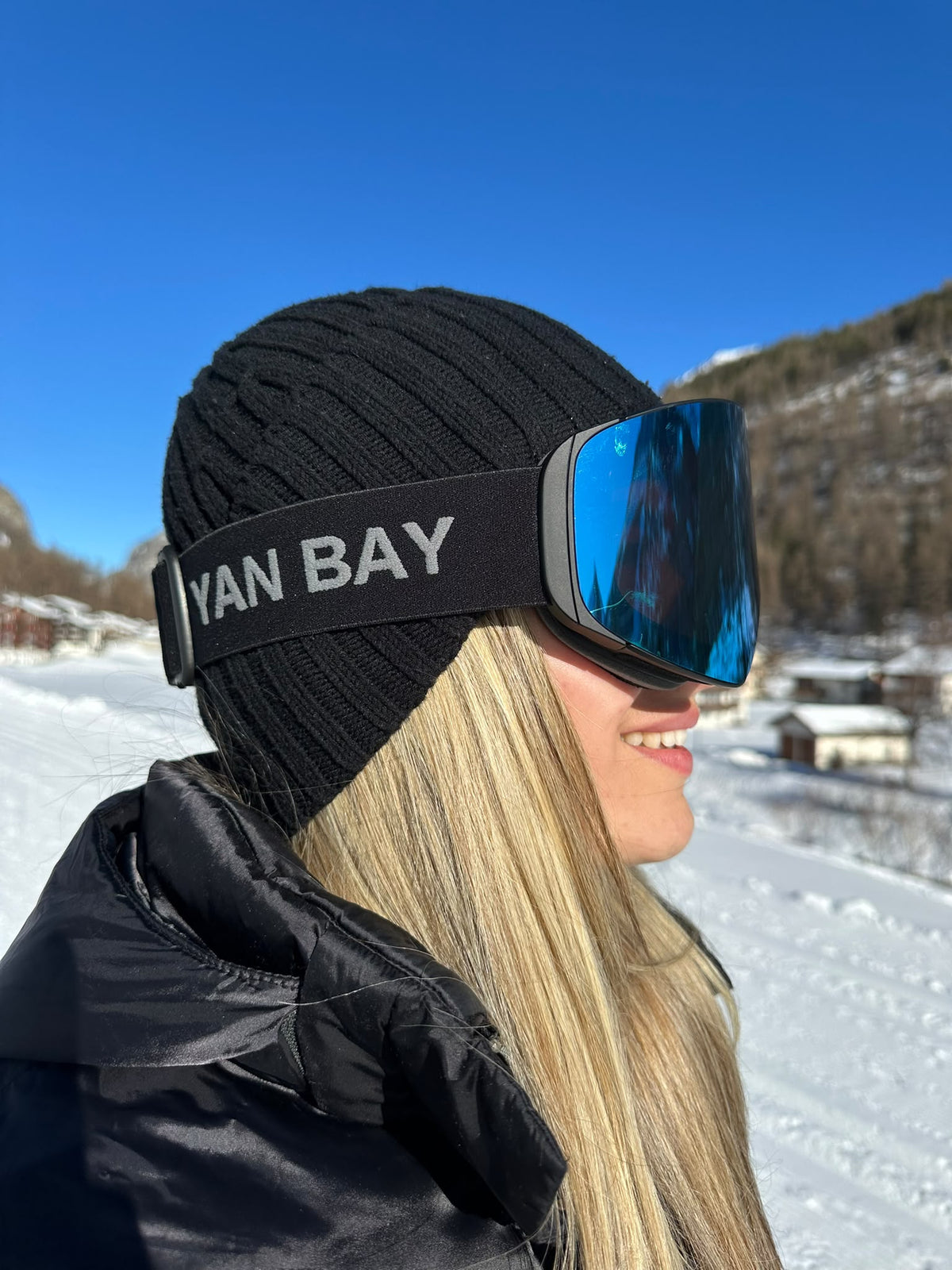 YAN BAY Skibrille Blau seitlich mit YAN BAY Band