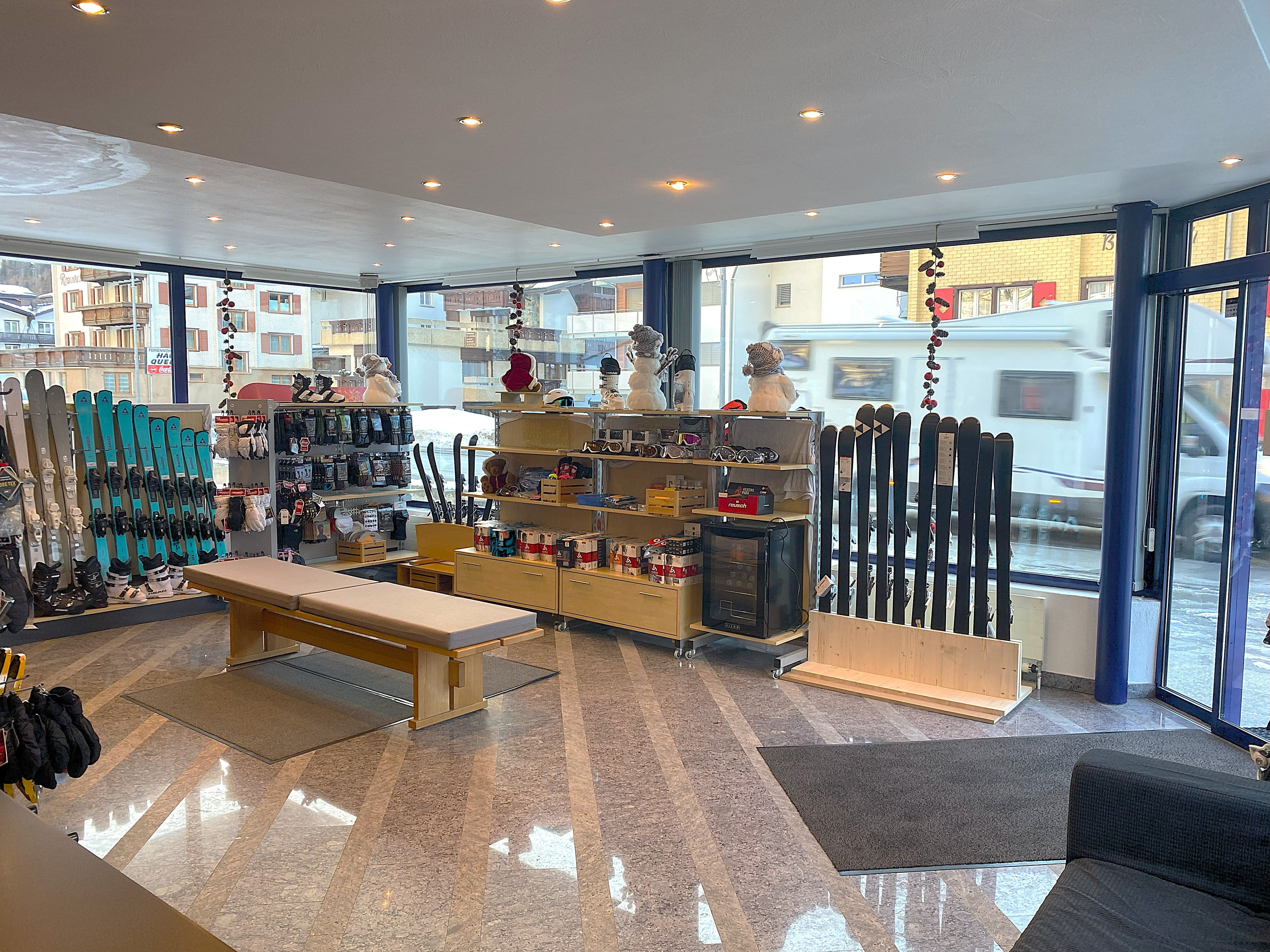 Innenansicht Burgener SKI Sport – große Auswahl Ski, Snowboards und Helme in Saas-Grund