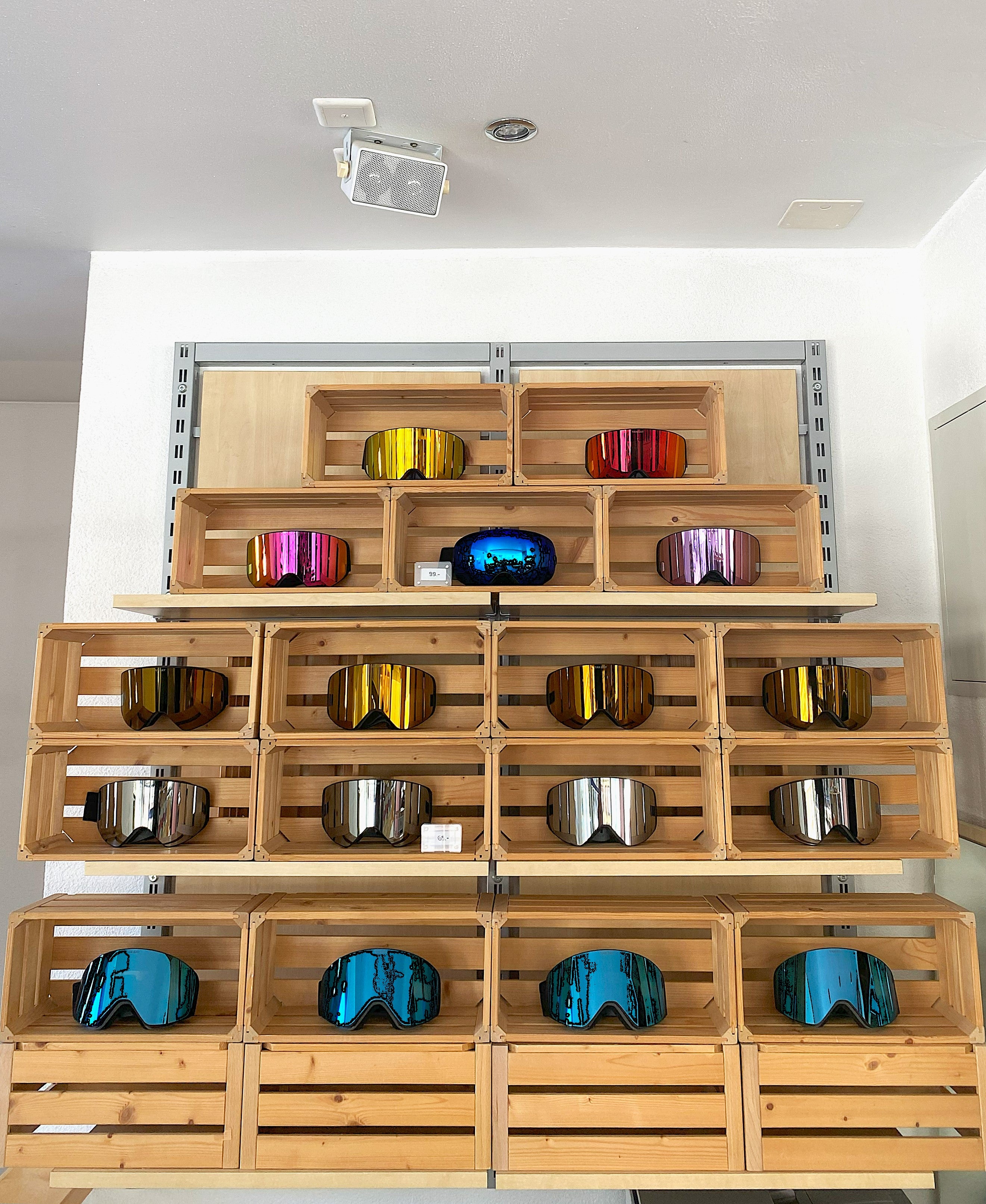 Innenansicht Burgener SKI Sport – große Auswahl Ski, Snowboards und Helme in Saas-Grund