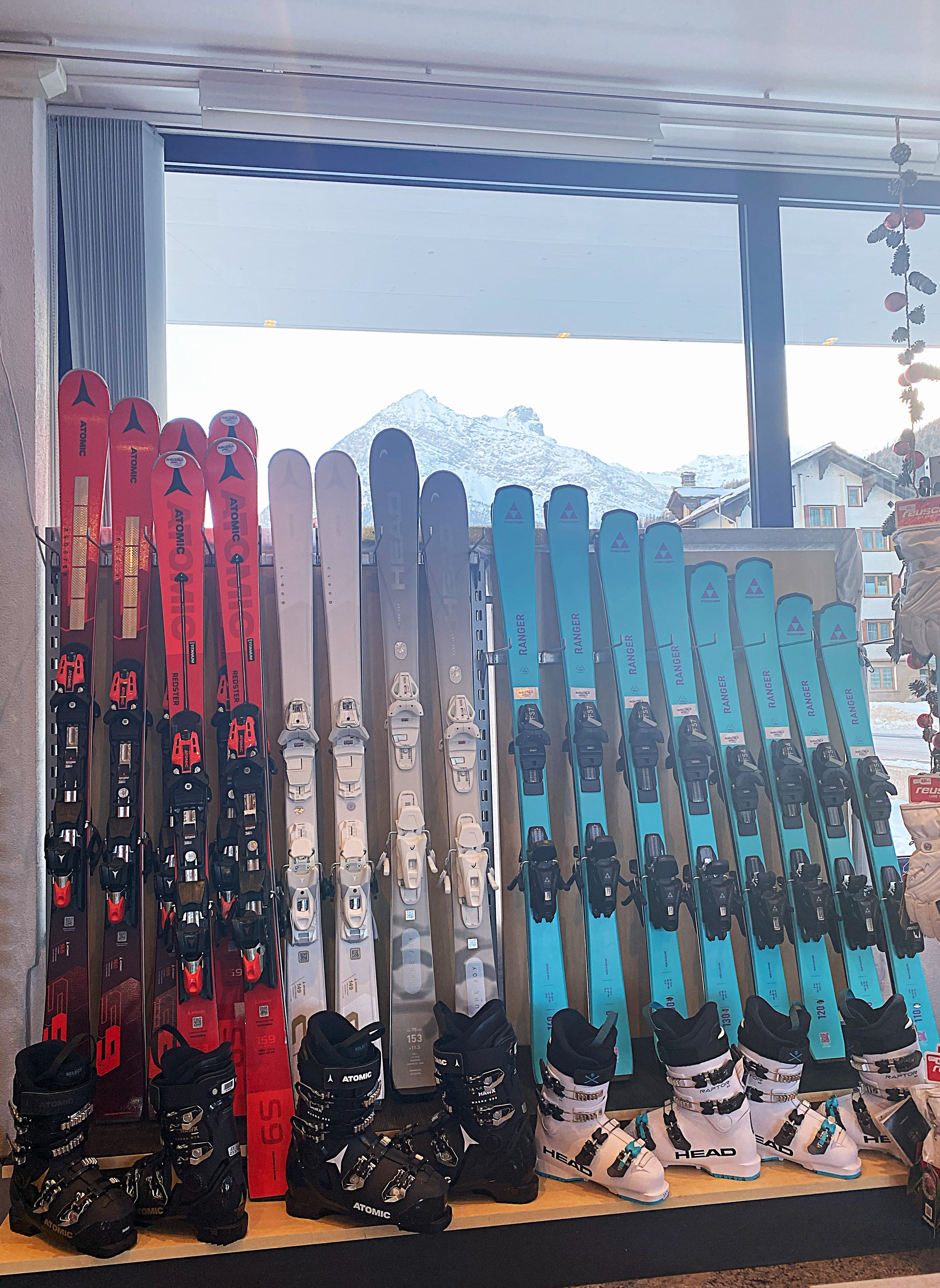 Innenansicht Burgener SKI Sport – große Auswahl Ski, Snowboards und Helme in Saas-Grund