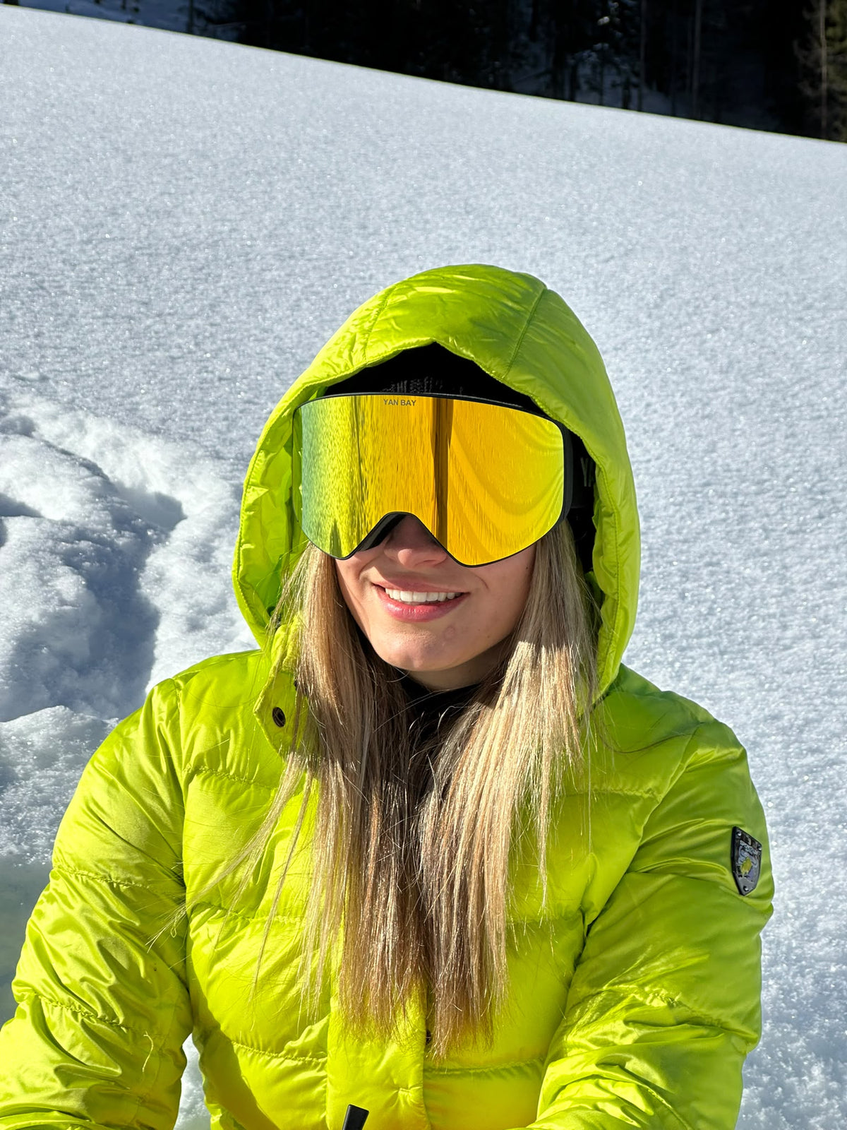 YAN BAY Skibrille Gelb-Gold am Model