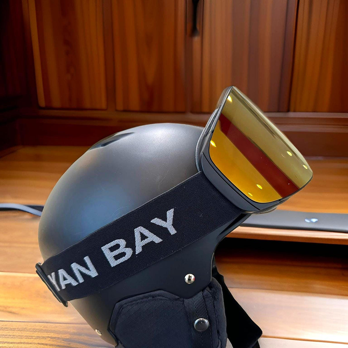 YAN BAY Skibrille Gold auf Helm