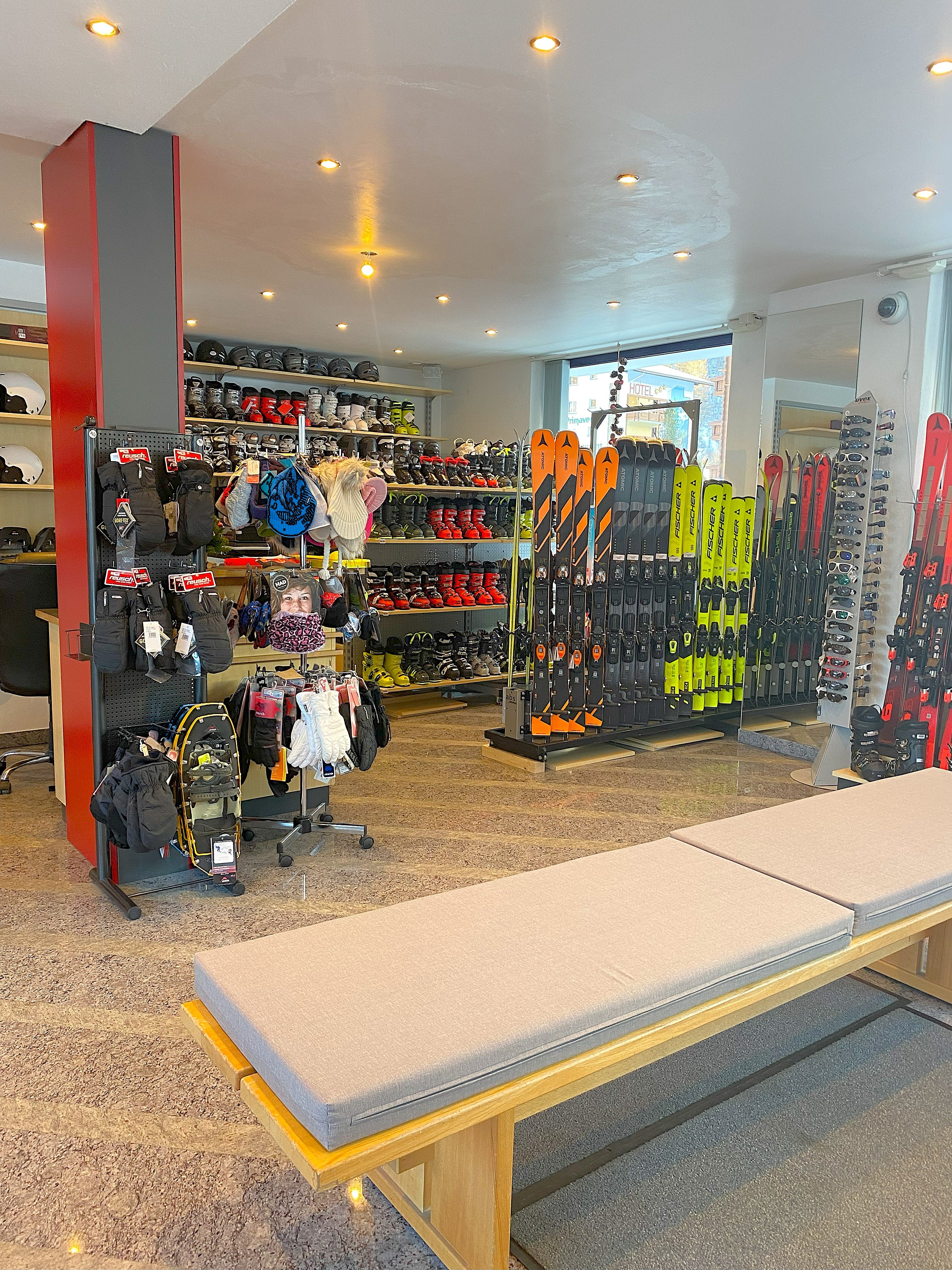 Innenansicht Burgener SKI Sport – große Auswahl Ski, Snowboards und Helme in Saas-Grund